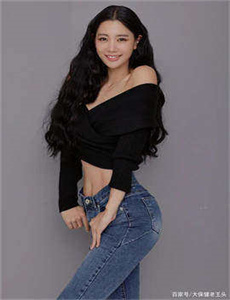 美女裸露双乳被男人狂捏动态图